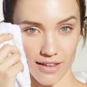 ۲۰ راه برای کم کردن چربی پوست؛ از روش‌های خانگی تا درمان‌های پزشکی