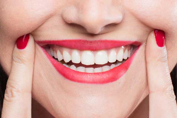 14 راه فوری و طبیعی “سفید کردن دندان ها” به روش خانگی