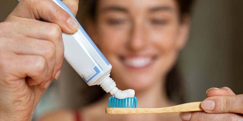 راهنمای انتخاب بهترین مسواک و خمیر دندان برای دندان‌های لمینت شده